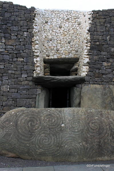 Newgrange 2013-017 Entrance to the tomb
